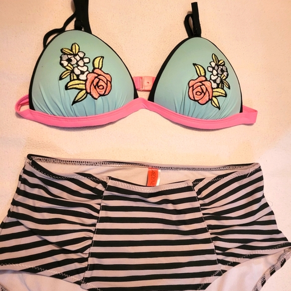 Cute bikini size small floral push-up top and Medium black and grey bottoms. - Picture 2 of 6